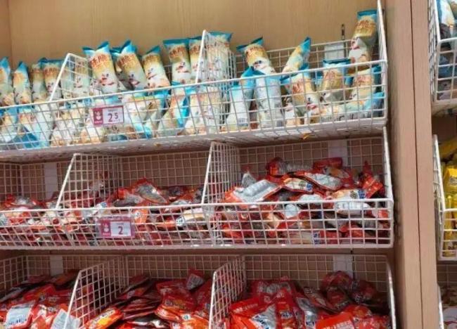 年輕人流行到奶茶店“進(jìn)貨”零食 茶飲品牌跨界新潮流