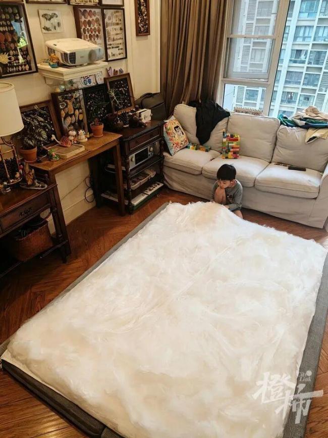 半夜醒來老公一個人坐客廳剝繭：耗時17天剝繭、煮繭、拉蠶絲兜，終于變成2床蠶絲被