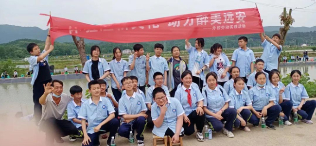 曾感动全网的“板凳男孩”完成高考