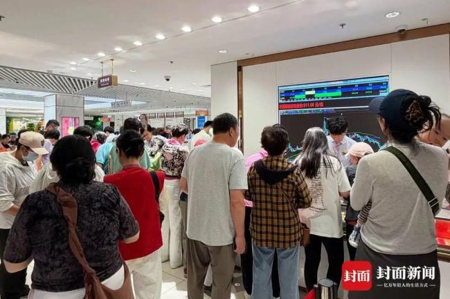 金价下跌北京菜百人气暴涨 投资金条热销