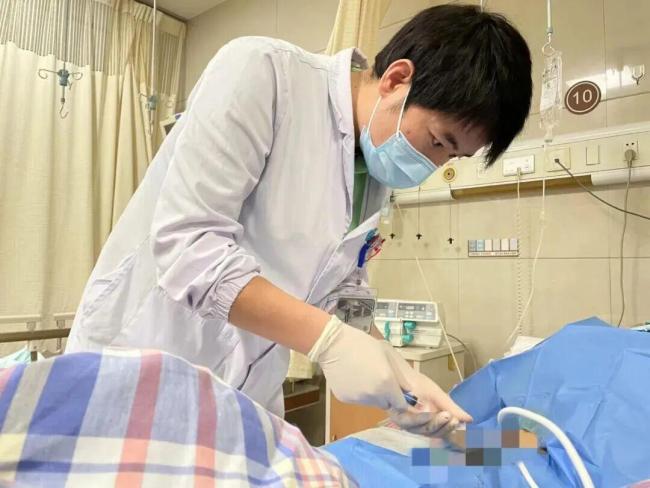 男子空腹连吃一斤多荔枝进急诊 警惕“荔枝病”