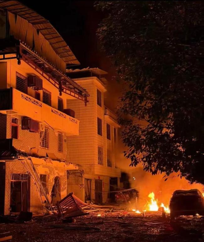 广西兴安爆炸目击者称几条街窗台炸烂 现场一片狼藉