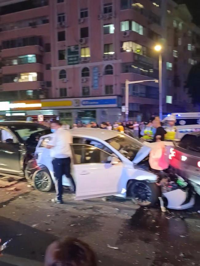 多车连环追尾 附近商户积极救援 突发疾病引发事故