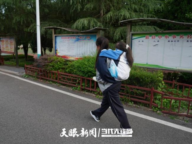 高考考場外的一幕幕“太暖了” 三年同窗情深