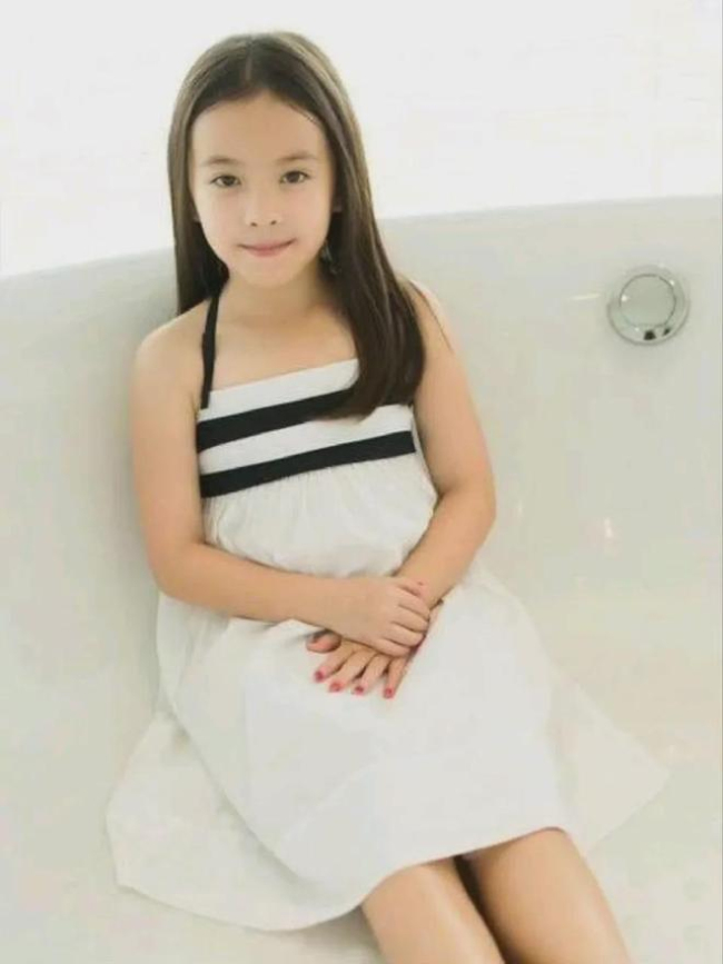 刘涛携女儿亮相意大利 母女同框似姐妹