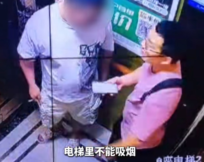警方回應(yīng)男子制止電梯抽煙反遭毆打 公共場(chǎng)所禁煙需共守規(guī)矩