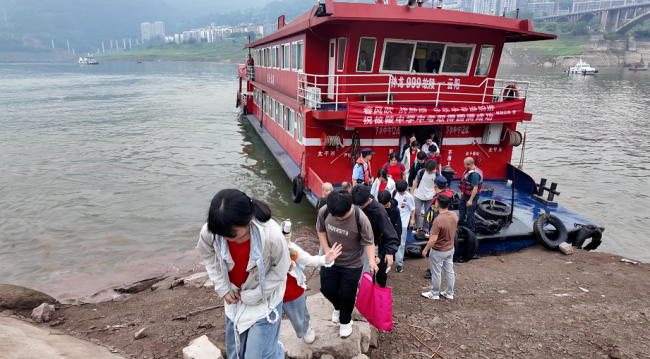 重慶300余名中考生乘船赴考 連續(xù)22年“逆流而上”