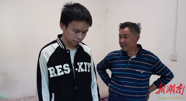 八颗鸡蛋暖人心 一记空翻显锋芒