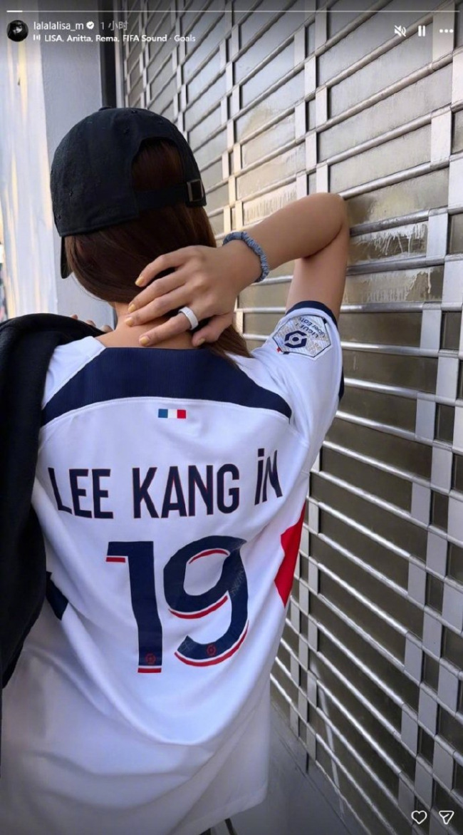 Lisa穿李刚仁球衣