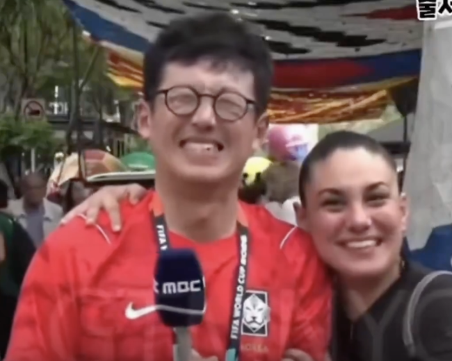 韓國(guó)男記者被墨西哥女球迷摟住強(qiáng)吻 世界杯現(xiàn)場(chǎng)趣事