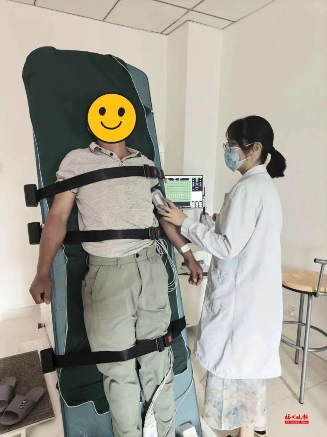 女子演唱會見到偶像被“帥暈”