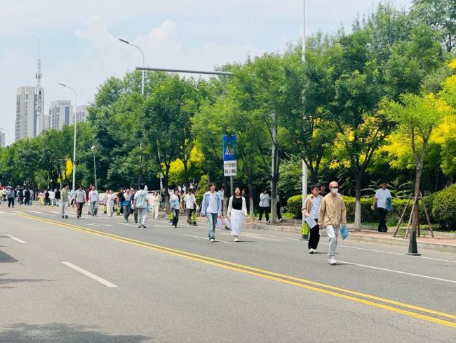 天津高考收官见闻：考场外的守候 轻松喜悦溢满考点