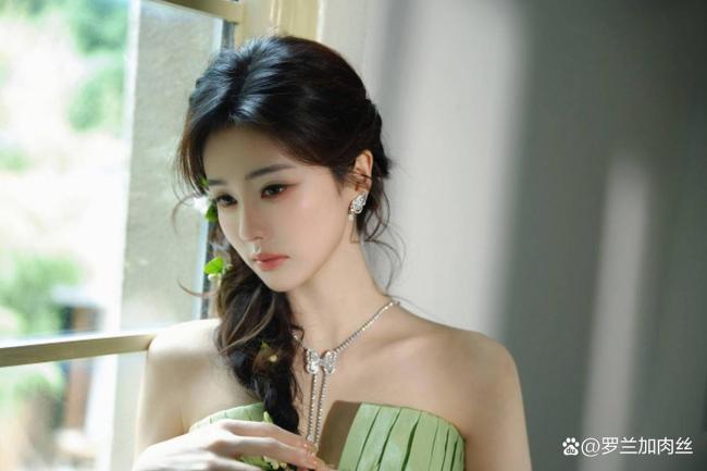 白鹿把唯一的茉莉花给了小婉 清新淡雅风俘获人心