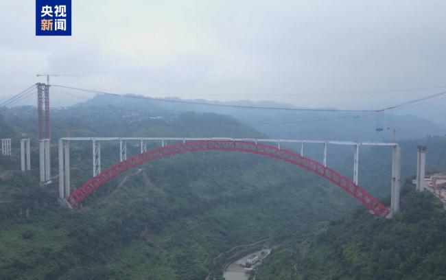 世界最大跨径钢拱桥钢混组合梁合龙