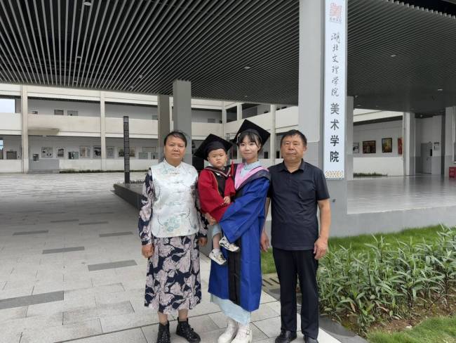 29岁女硕士带娃读研三年顺利毕业