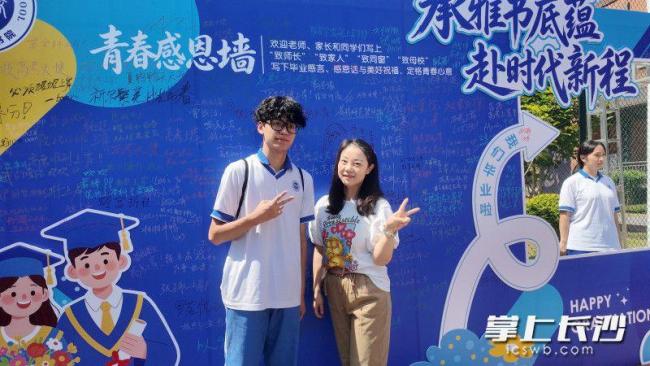 女生高考后以束脩之礼谢师恩 青春告别启新程