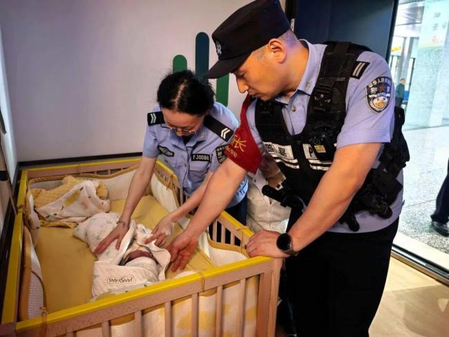 刚满月宝宝被“保姆”抱走？是亲奶奶 一场因爱引发的误会