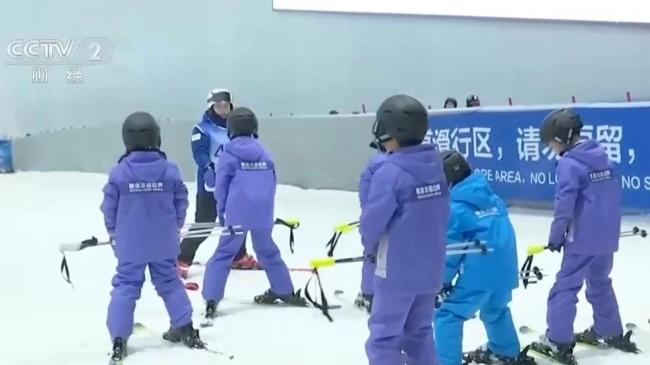 室内雪场成消暑新选择 夏日冰雪热带动消费潮流