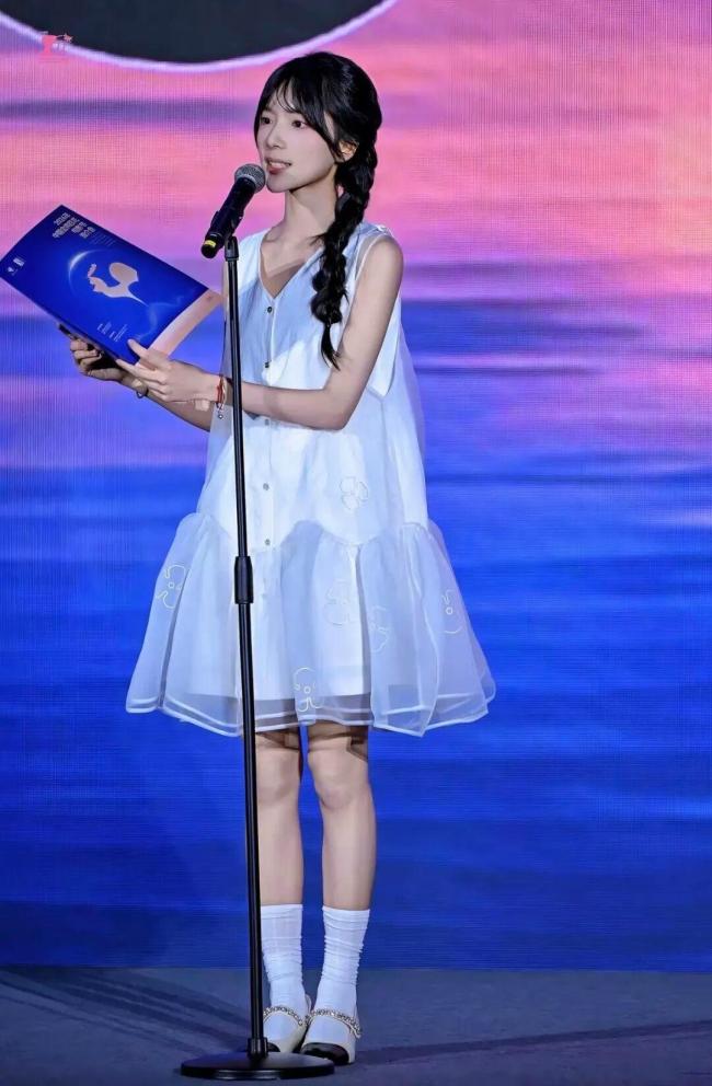 《给阿嬷的情书》演员李思潼红毯照 清新自然成焦点