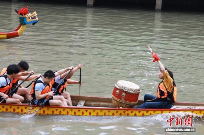 浙江桐乡：大运河畔龙舟竞渡迎端午 民俗风情共庆佳节