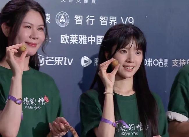 《给阿嬷的情书》演员李思潼红毯照 清新自然成焦点