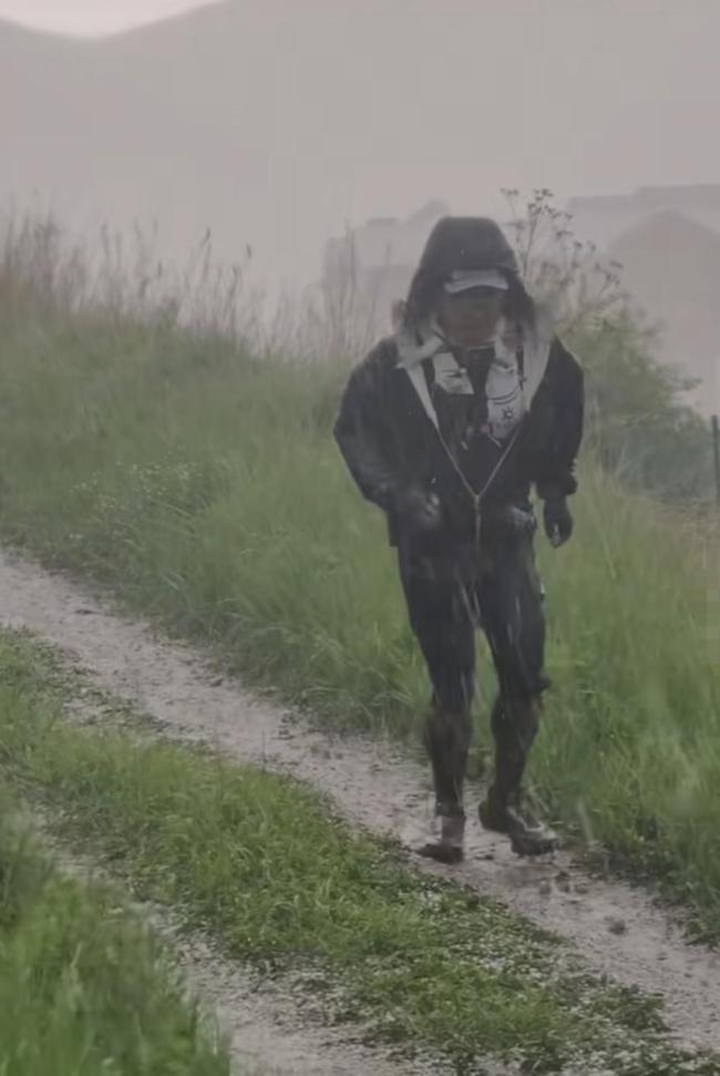 越野赛遭遇冰雹有选手在树林中躲避