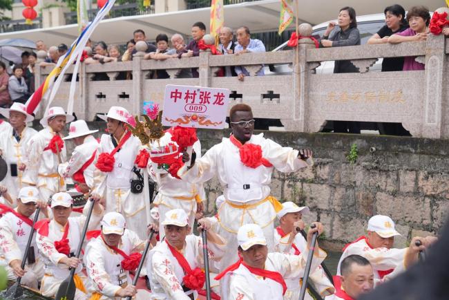 加纳小伙连续三年赴约瑞安龙舟赛 外籍友人成亮点