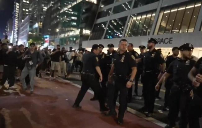 马刺主场全是穿尼克斯球衣的球迷