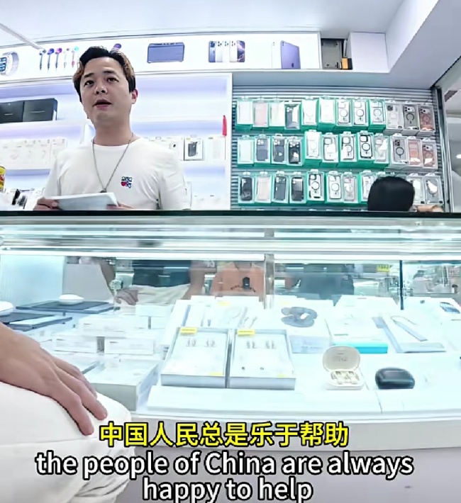 深圳6岁萌娃华强北化身英文翻译官 小小翻译化解误会