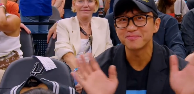 邓超现身NBA总决赛G5现场 见证尼克斯夺冠时刻