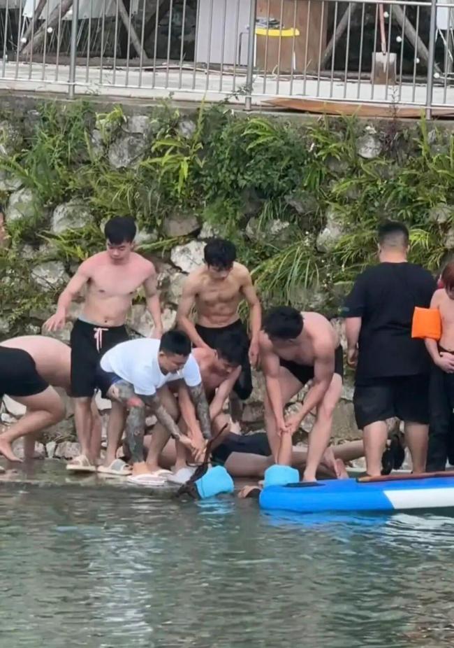 两男子被吸进排水口 众人营救 惊险一幕引发关注