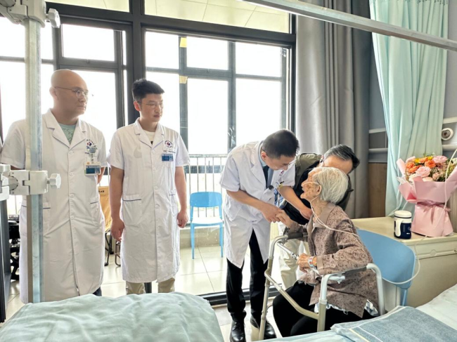 百岁老人骨科手术1天下床已出院 刷新超高龄手术纪录
