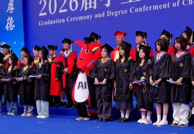校长毕业典礼上讲“什么是幸福” 精神比物质更重要