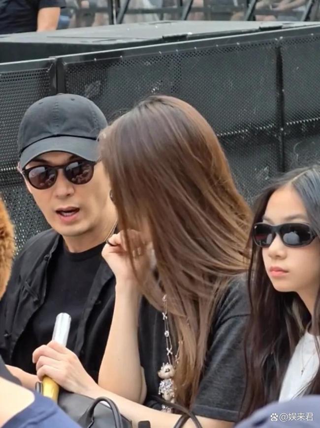 戚薇李承铉女儿11近照 一家三口同框养眼
