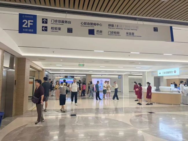 一批中年人进入情感劳动,AI取代不了 老龄化催生新职业