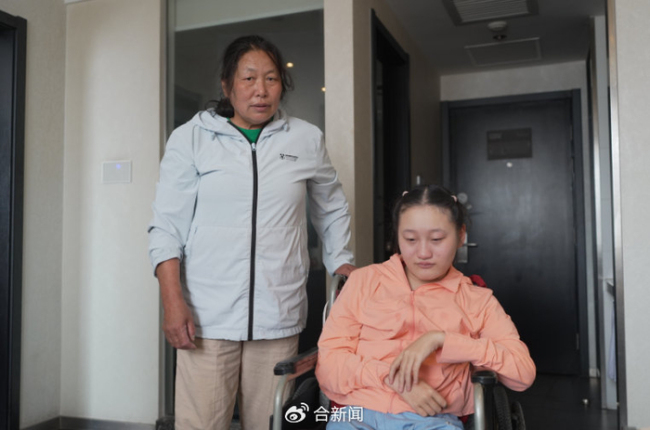 65岁奶奶拎电饭煲陪脑瘫孙女中考