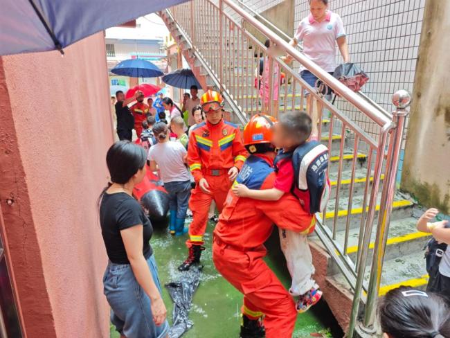 深圳一幼儿园发生内涝 消防疏散 强降雨致光明区受灾严重