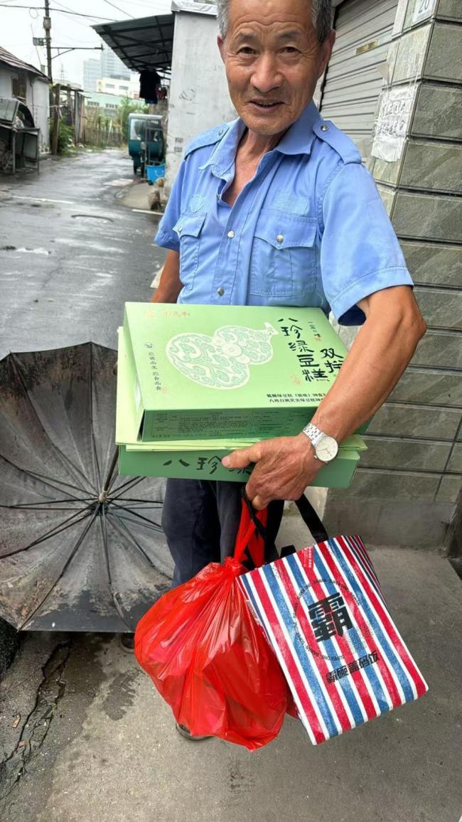杭州一村庄派发免费粽子