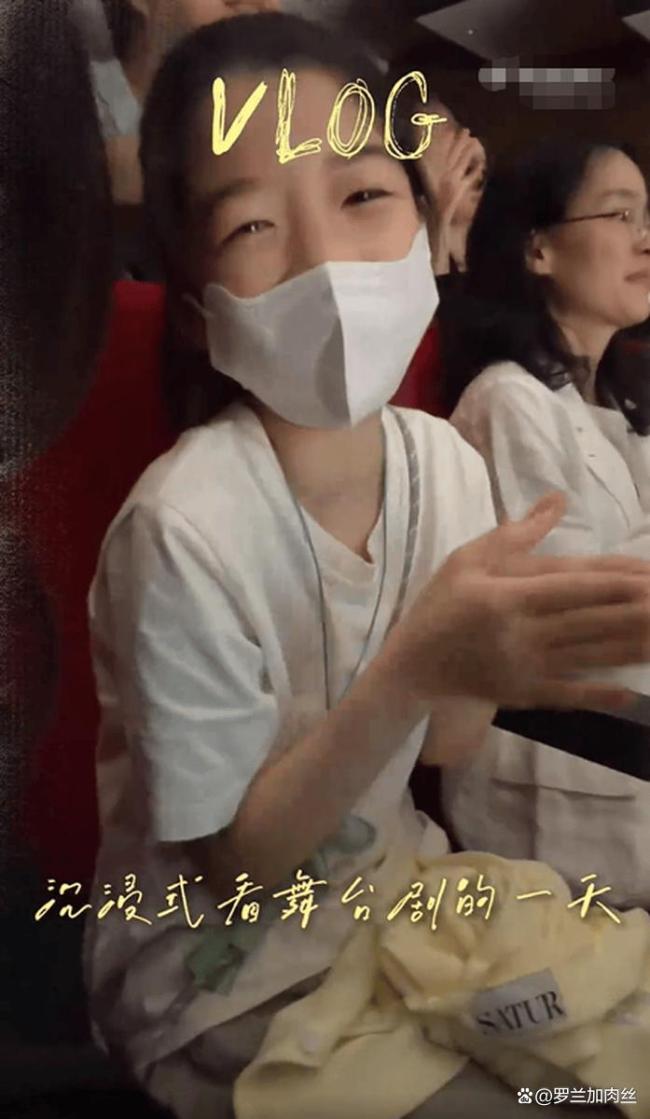 吴雅婷带儿女追星小酒窝 温馨亲子时光