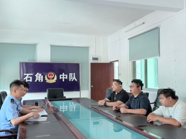 街头惊现“杂技三轮车” 载7人险酿祸