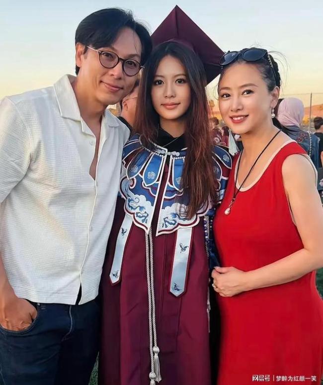 翁虹女儿高中毕业 非遗云肩见证母爱