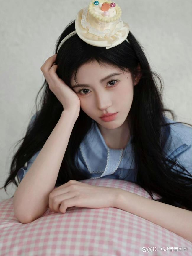 32岁的鞠婧祎 状态好到让人怀疑年龄