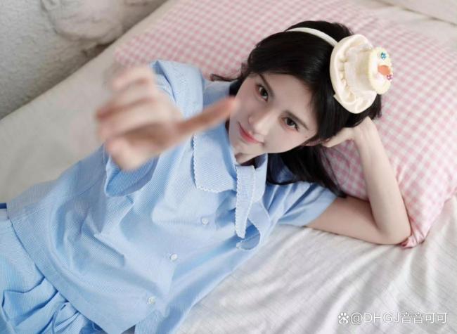 32岁的鞠婧祎 状态好到让人怀疑年龄