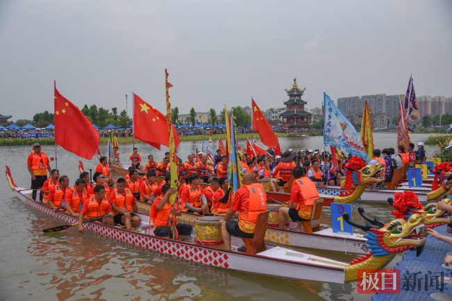 湖北江陵首届龙舟赛氛围拉满 龙舟竞渡热闹非凡