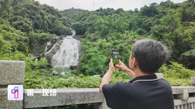 深圳梧桐山“老虎涧”暴涨成瀑布 驴友冒险引担忧
