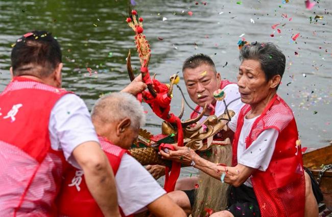 594岁盐步老龙又来泮塘探契仔了 广佛龙船情绵长
