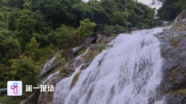 深圳梧桐山“老虎涧”暴涨成瀑布 驴友冒险引担忧