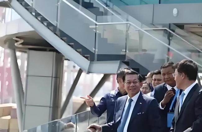 缅甸总统感叹中国太发达了 体验中国速度