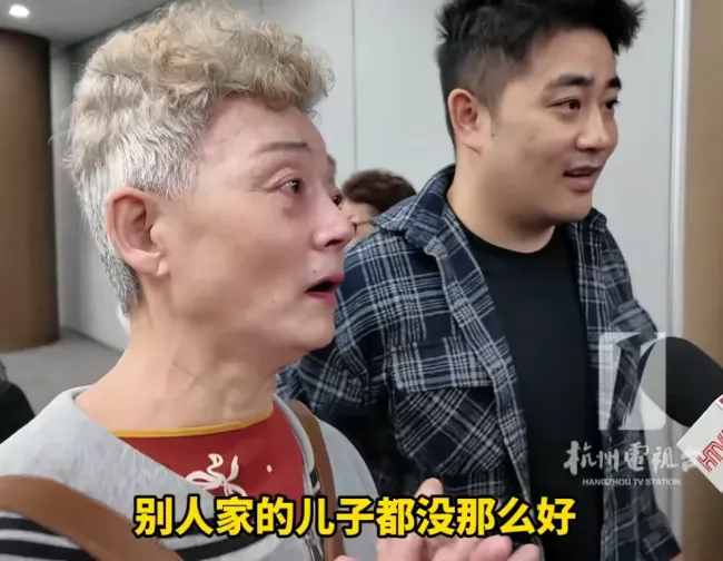 72岁丈母娘为搬到女婿隔壁开心落泪 感人“母子”情深
