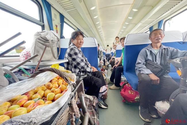 组图：公益慢火车串起京冀城乡烟火气